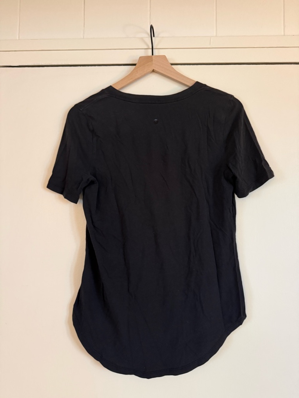 Lululemon Love Tee V-Neck Women’s T-shirt Black - Picture 3 of 4